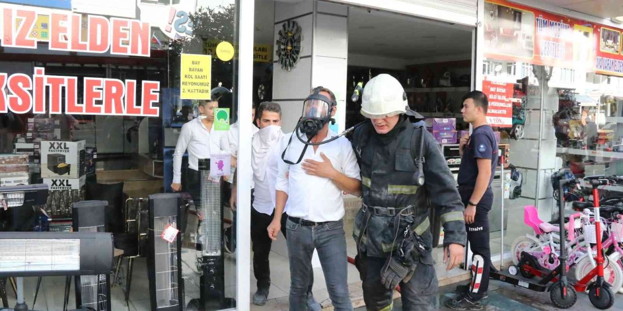 Antalya’da Avm’de Yangın Paniği