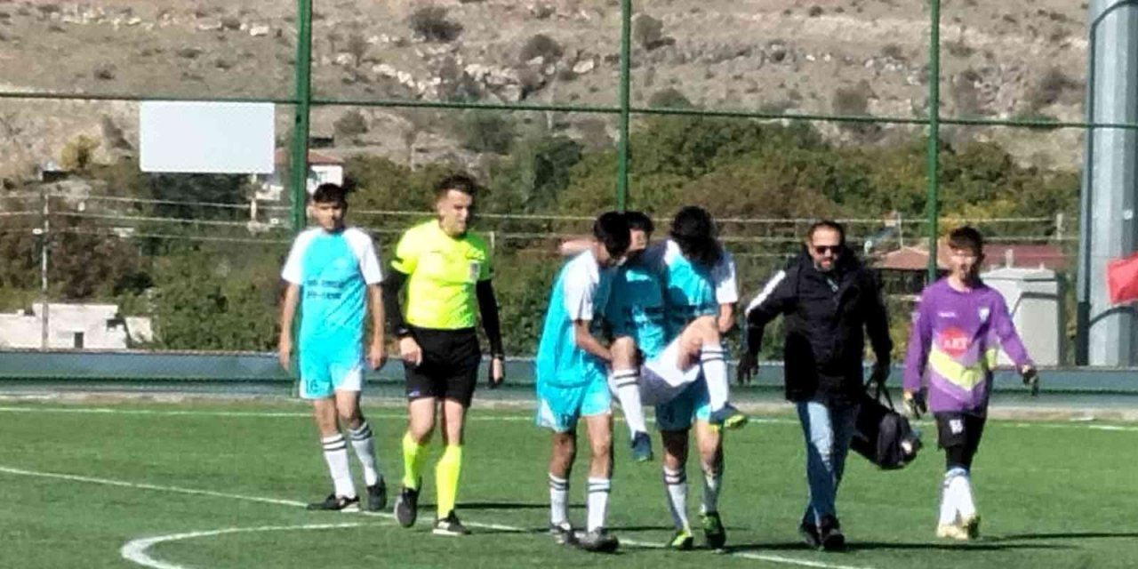 Sahada Rahatsızlanan Futbolcu Ölümden Döndü