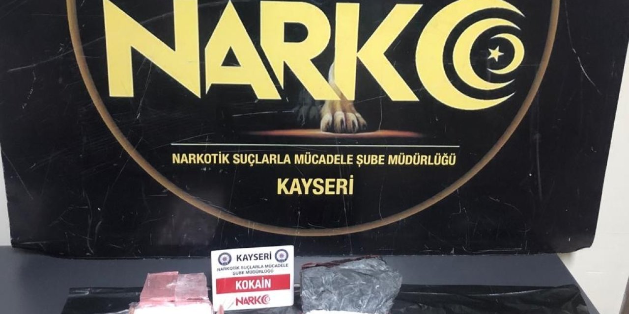Otomobilden 1 Kilo 250 Gram Uyuşturucu Çıktı