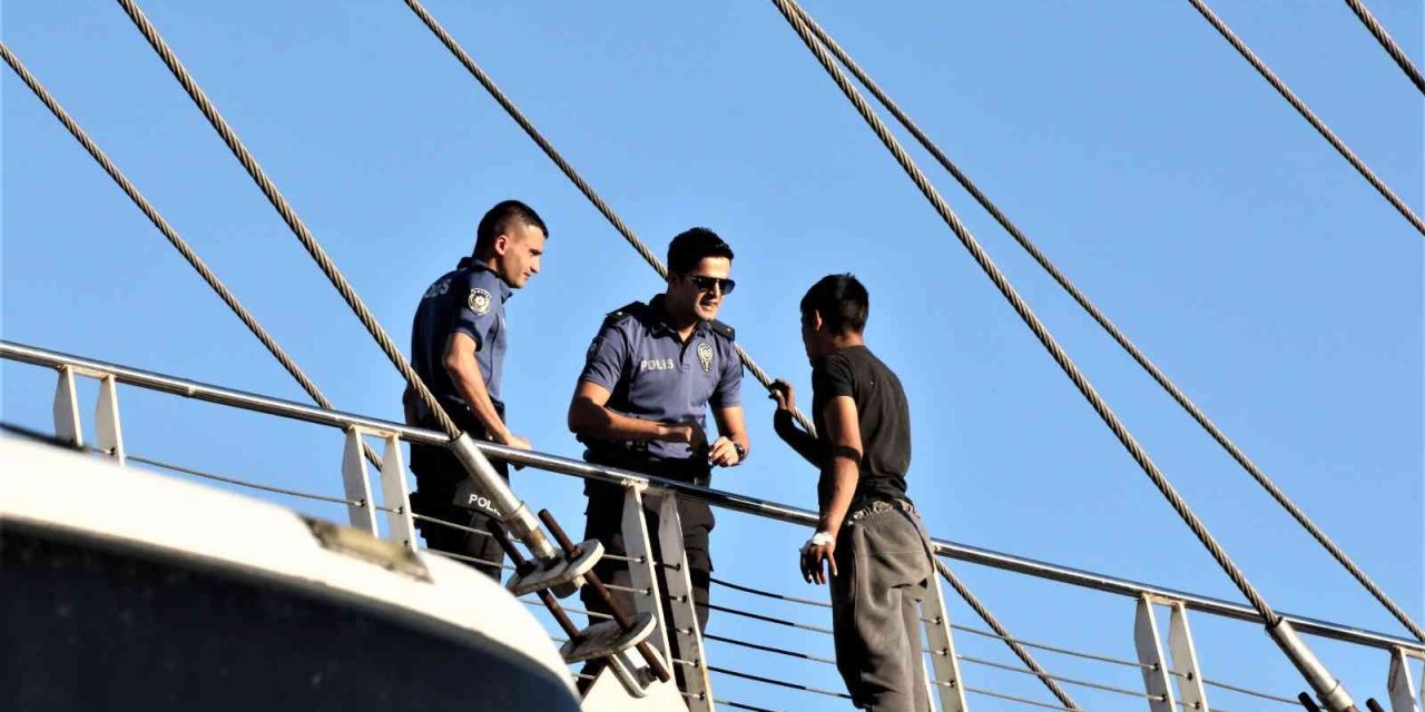 Üst Geçitte İntihar Teşebbüsü Polisin Kollarında Son Buldu