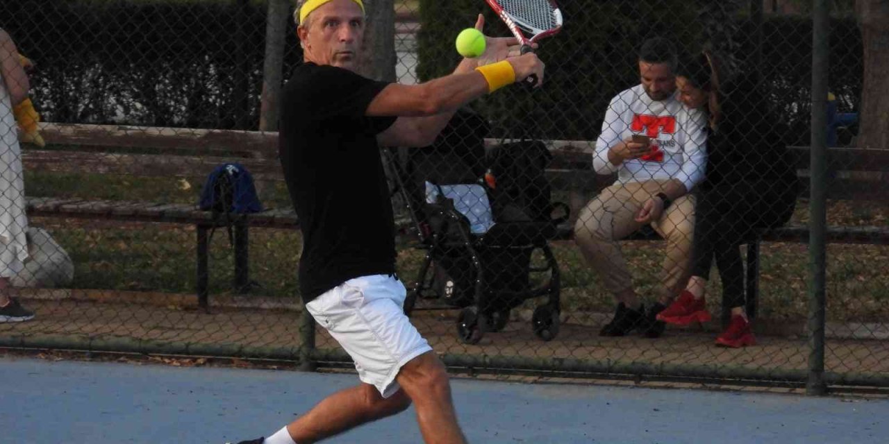 Kepez Kortlarında Cumhuriyet Turnuvası