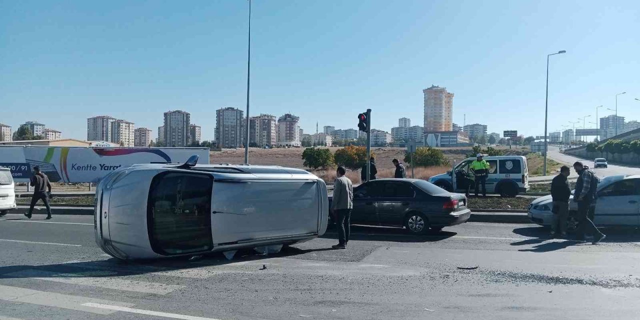Otomobille Çarpışan Hafif Ticari Araç Yan Yattı: 1 Yaralı