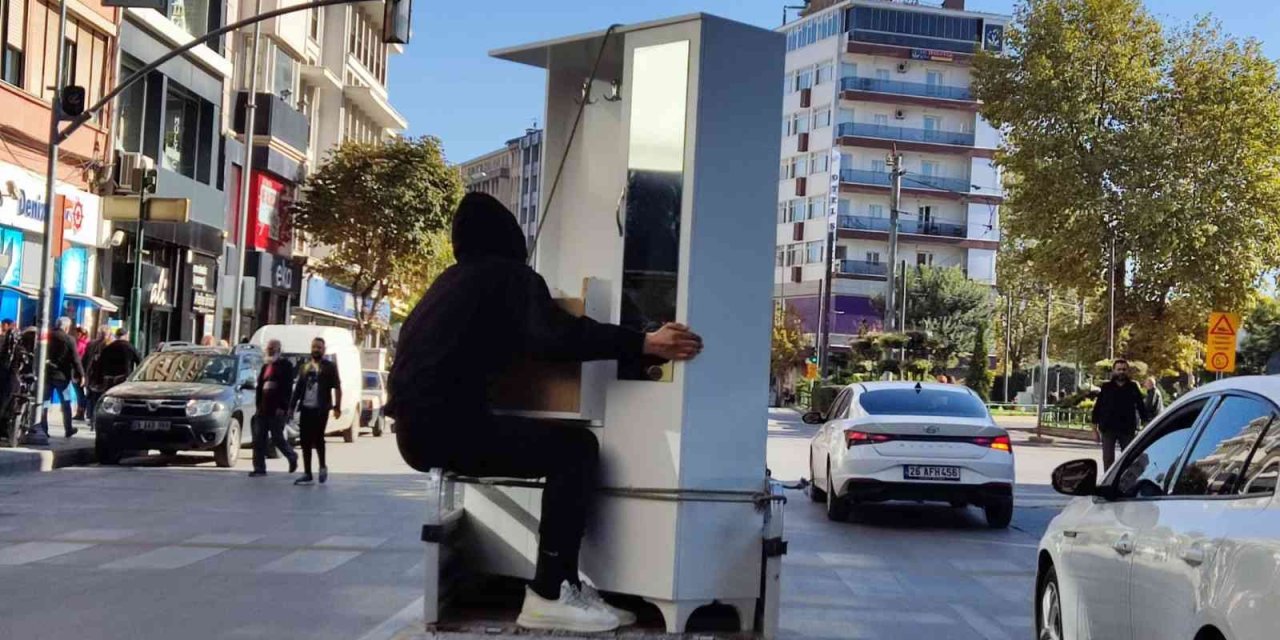 Cadde Üzerinde İlginç Eşya Taşıma Yöntemi