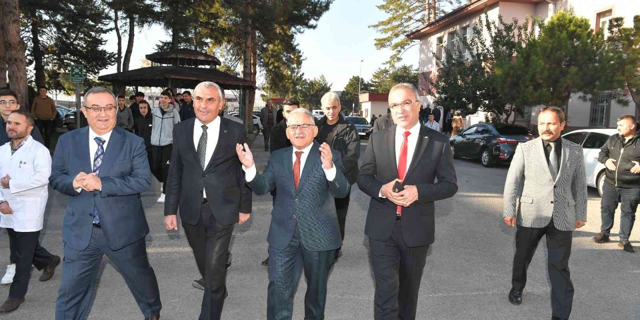 Başkan Büyükkılıç, Kariyer Günleri’nde Öğrencilerle Buluştu