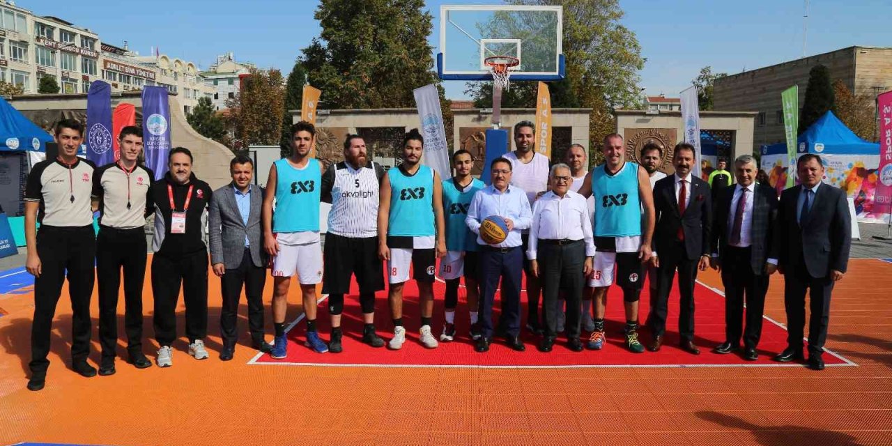 Başkan Ve Vali Sokak Basketbolu Oynadı
