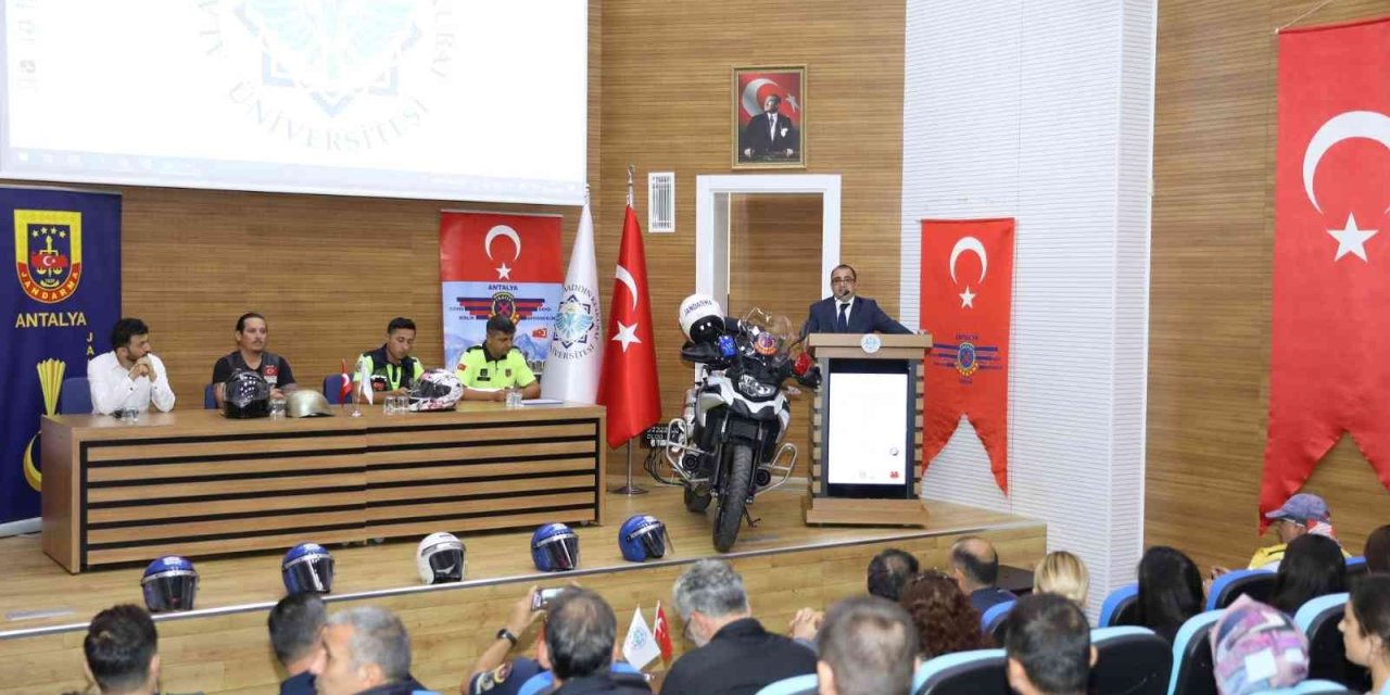 Üniversite Öğrencilerine Trafik Güvenliği Anlatıldı