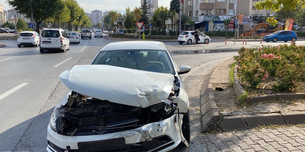 Otomobiller Çarpıştı: 2 Yaralı