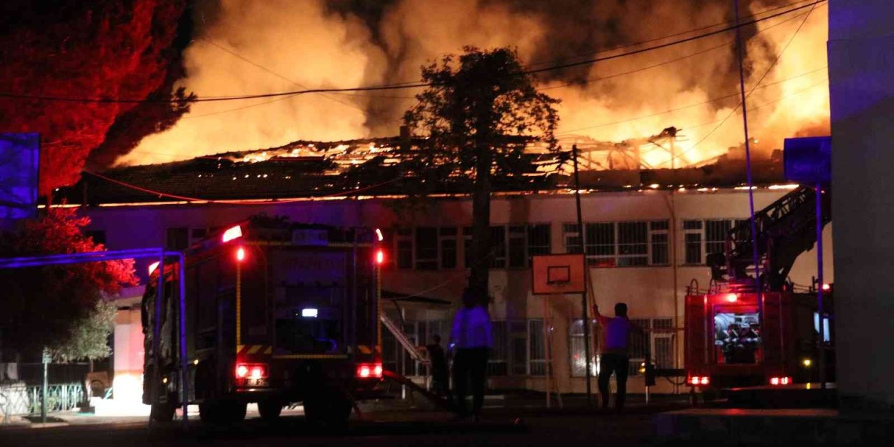 Alanya’da Tadilatta Olan Lisenin Çatısı Alev Alev Yandı