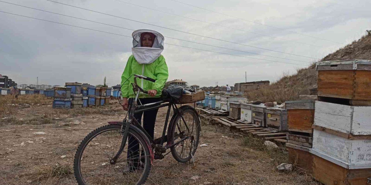 Kadın Üretici Bisikletiyle 90 Kilometreyi Aşıp ‘arı’ Gibi Çalışıyor