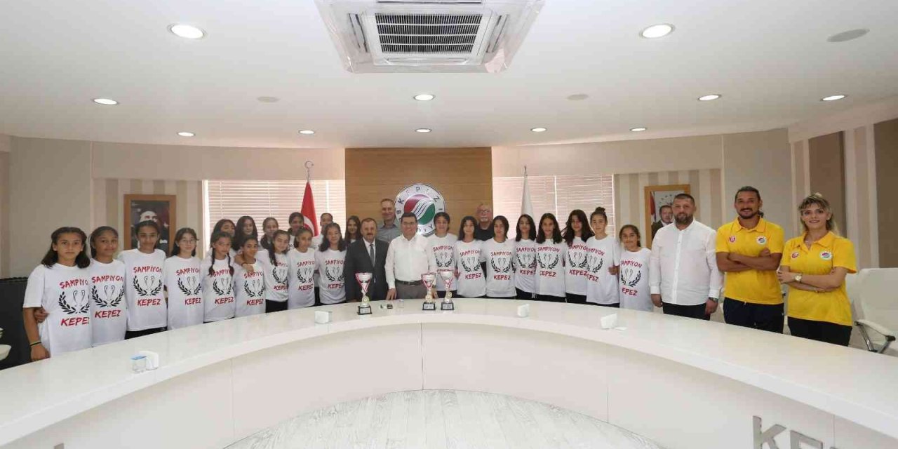 Şampiyonlar Kupaları Başkan Tütüncü’ye Götürdü