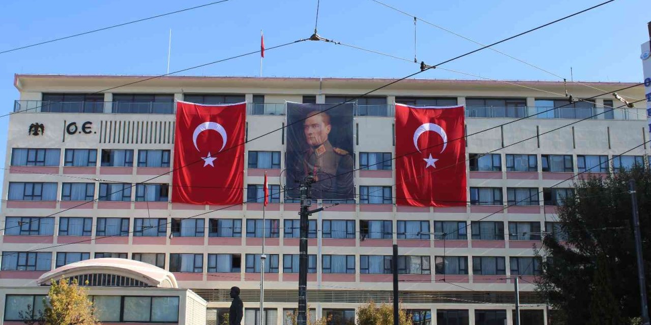 Eskişehir Sokakları Türk Bayrakları Ve Flamalarıyla Cumhuriyet Bayramı’nı Kutlamaya Başladı