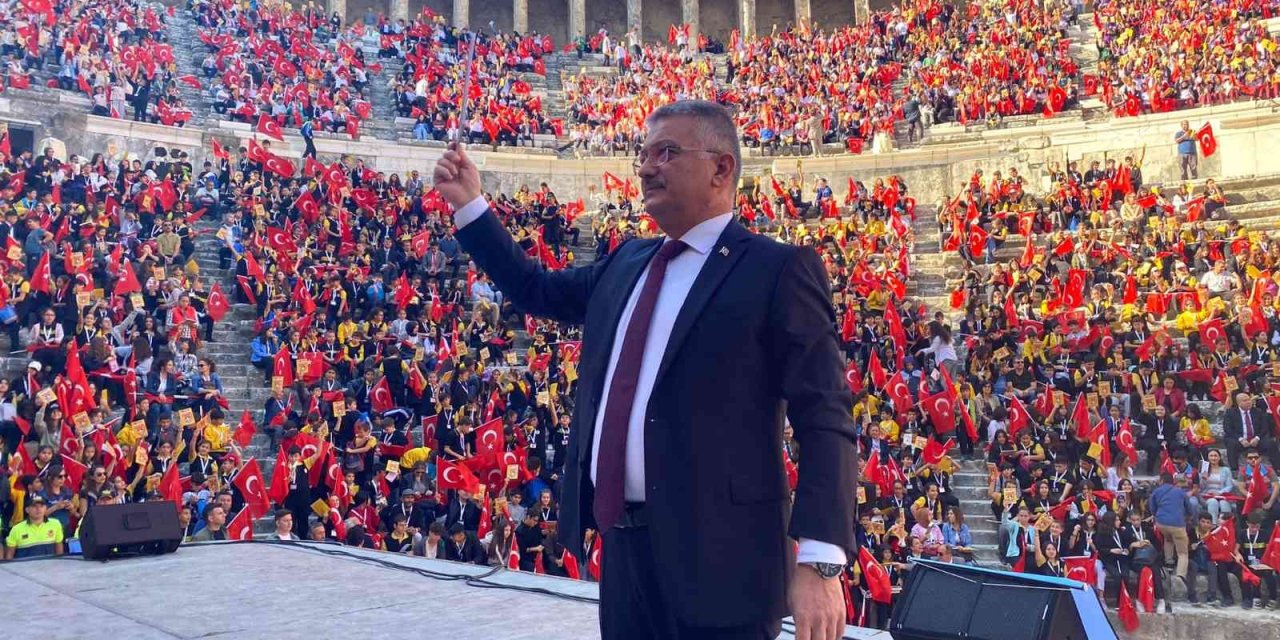 Aspendos Antik Tiyatrosu’nda 6 Bin Öğrenci Aynı Anda Kitap Okudu