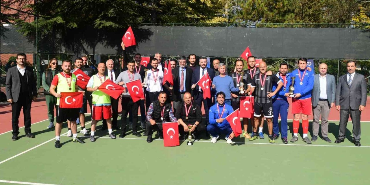 29 Ekim Cumhuriyet Bayramı Personel Ayak Tenisi Turnuvası’nda Ödüller Sahiplerini Buldu