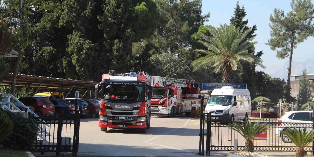 Fabrikada Patlamayla Birlikte Yangın Çıktı, 1 İşçi Yaralandı