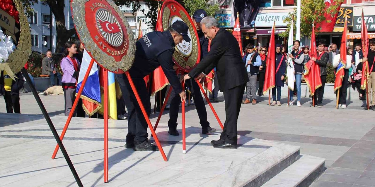 Akşehir’de Cumhuriyet Bayramı Kutlamaları Çelenk Sunumuyla Başladı