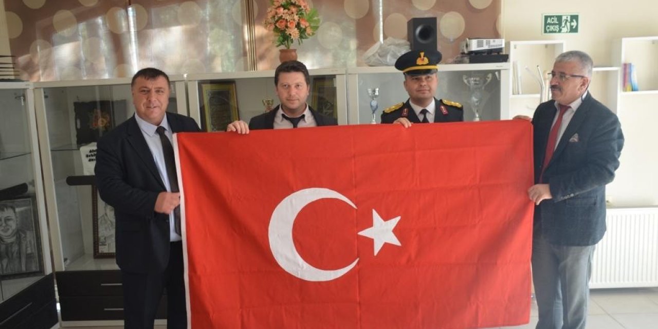 Öğrenciler Diktikleri Türk Bayrağı’nı Başkan Alp’e Hediye Etti