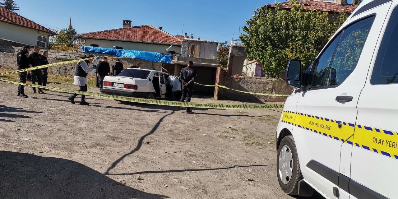 Kayseri’de Otomobil İçerisinde Kadın Ve Erkek Cesedi Bulundu