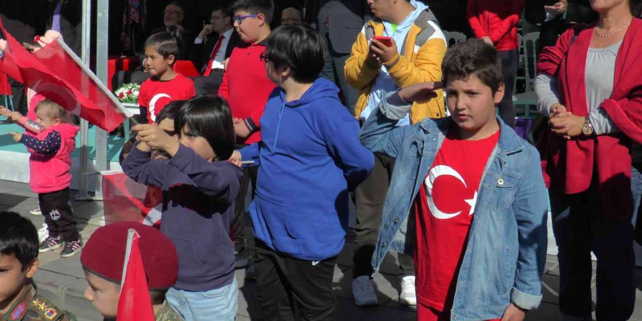 Miniklerden Geçit Töreni Kortejine Asker Selamlı Karşılama