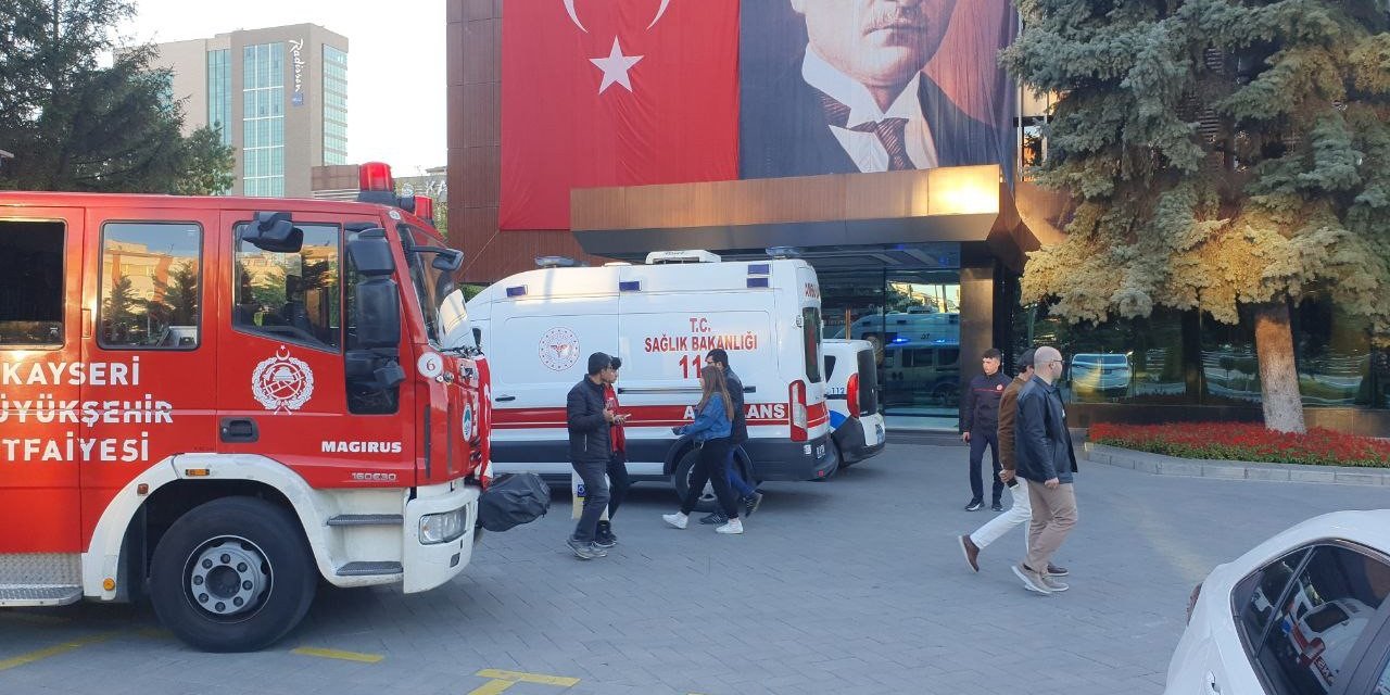 Kendine Zarar Veren Şahıs Belediye Binasında Kendini Lavaboya Kilitledi