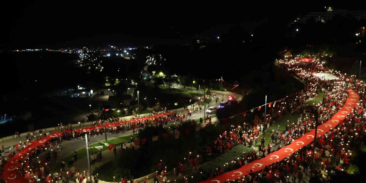 Antalya’da Cumhuriyet’in 99. Yıl Dönümünde Fener Alayı Ve Sefo Konseri