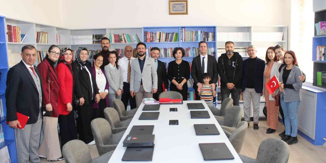 Hayırsever İş Kadını Tomarza’ya Teknoloji Donanımlı Kütüphane Açtı