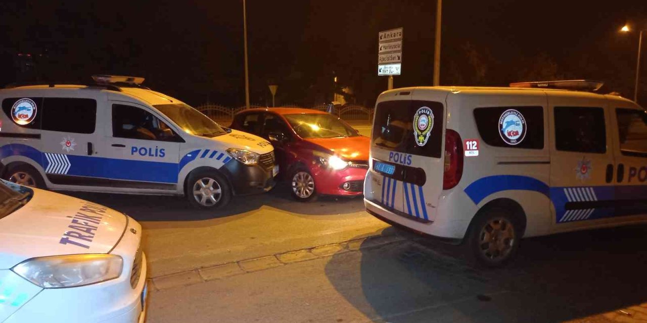 "Dur" İhtarına Uymadı, Polis Aracına Çarparak Durabildi