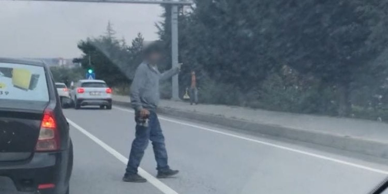 Seyir Halindeki Trafikte Yola Atlayarak Adeta Kazaya Davetiye Çıkardı