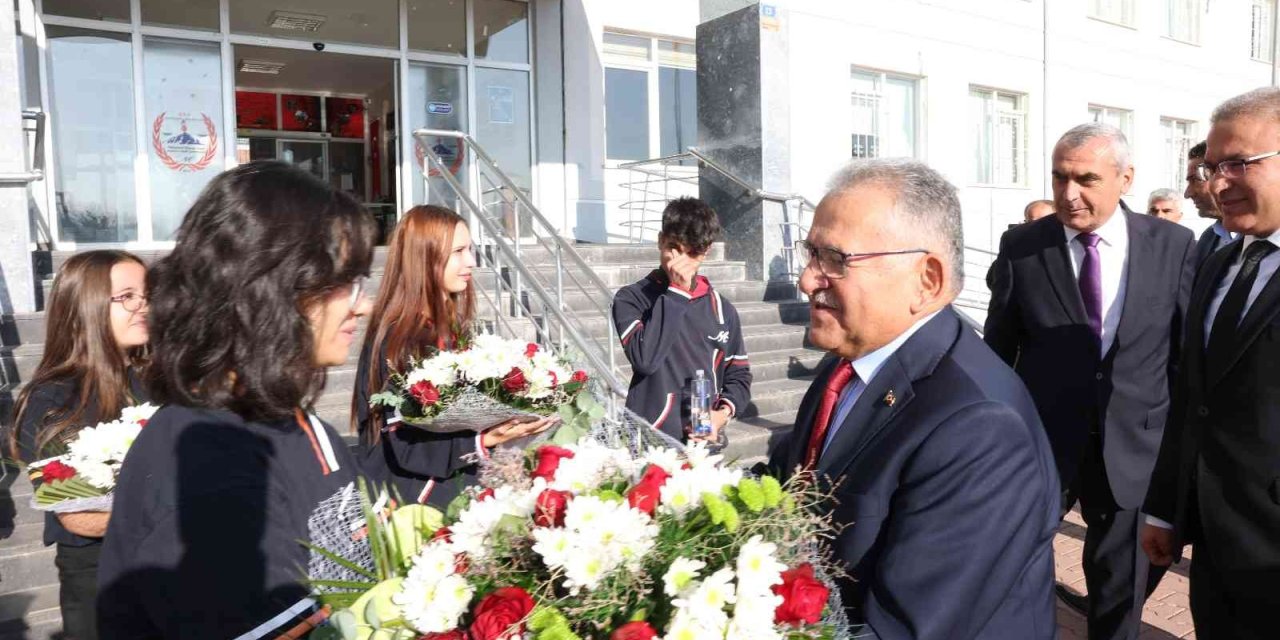 Başkan Büyükkılıç, Haftaya Gençlerle Birlikte Başladı