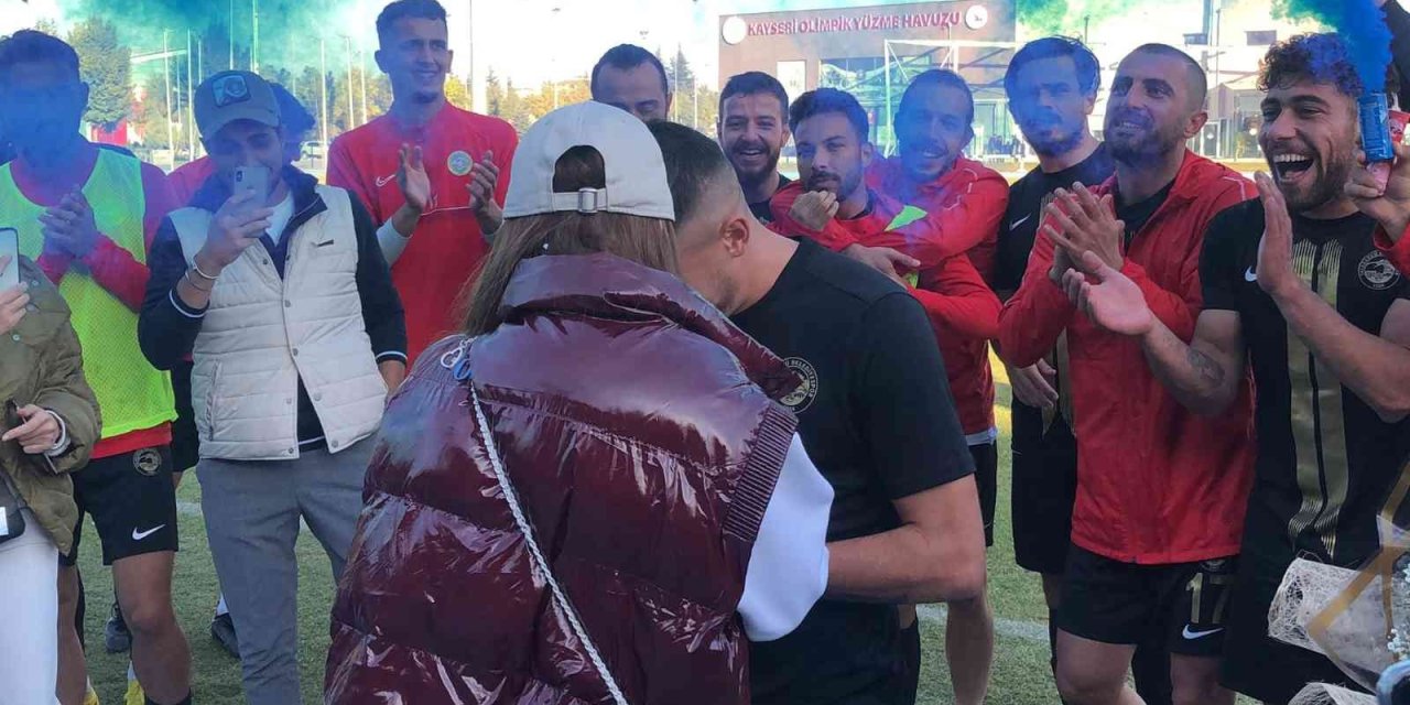 Maç Bitti, Yüzüğü Çıkardı