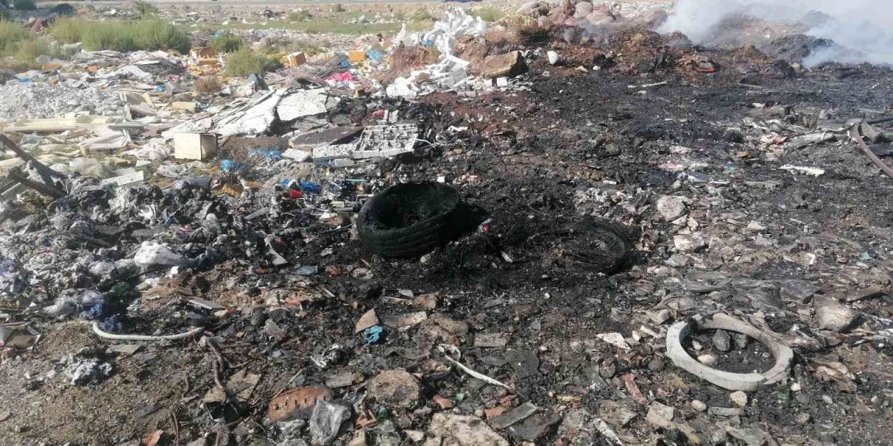 Hurda Malzeme Yangınından Çıkan Siyah Dumanlar Gökyüzünü Kapladı