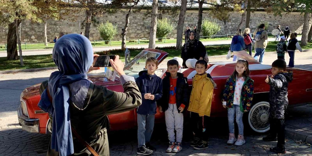 Sokakları Süsleyen Klasik Araçlar Adeta Geçmişe Yolculuk Yaptırıyor