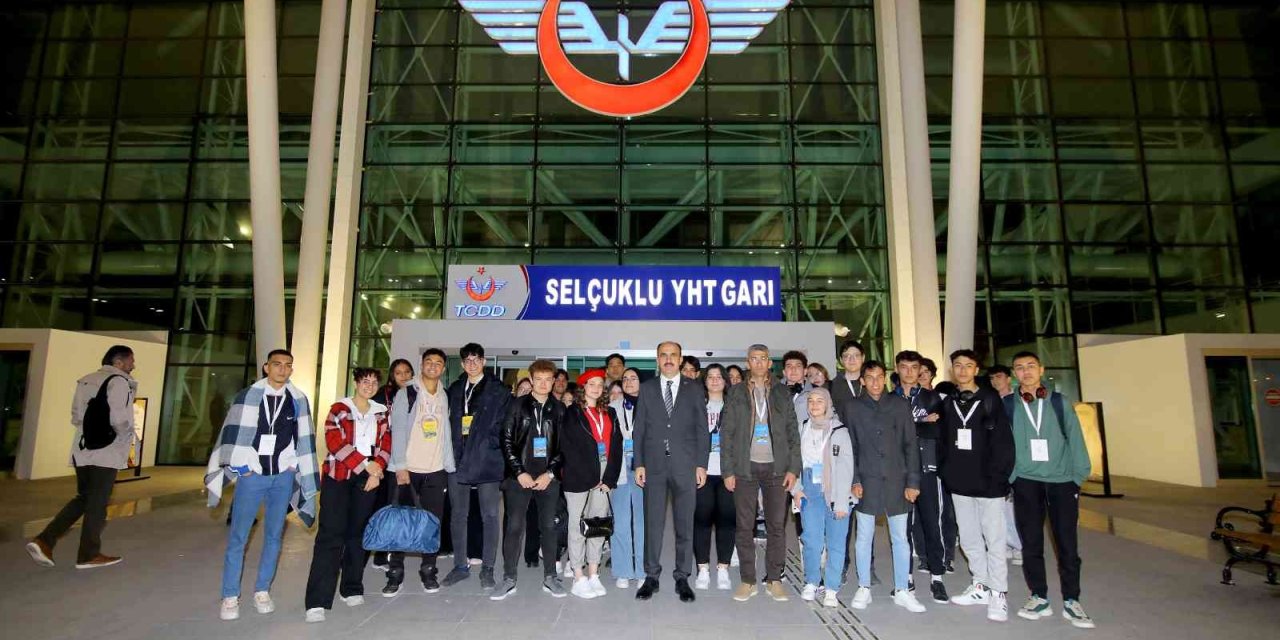 Başkan Altay İstanbul Gezisine Katılan Öğrencilere Trende Eşlik Etti