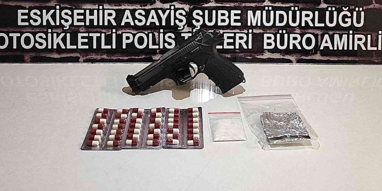 Şüpheli Şahısların Üzerinden Silah, Mermi Ve Uyuşturucu Madde Ele Geçirildi