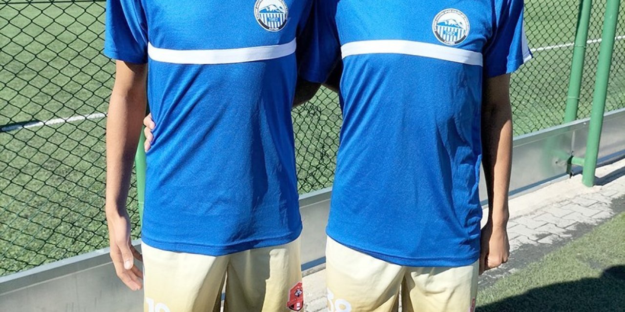 Aynı Takımdaki İkiz Futbolcular İlgi Odağı Oluyor