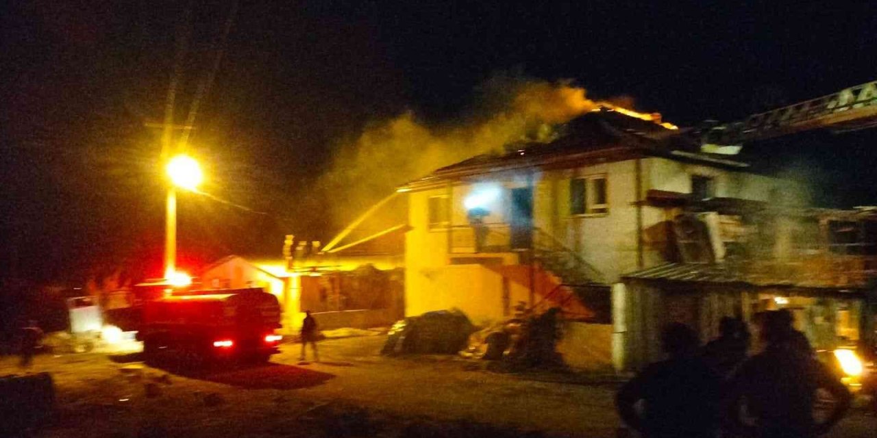 Mantarhanede Çıkan Yangın Eve Sıçradı