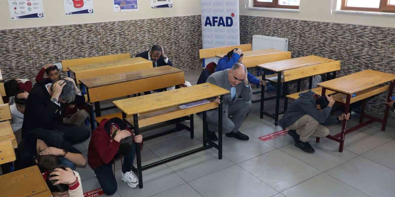 Konya’da Deprem Tatbikatı: Vali Öğrencilerle Sıra Altında Tehlikenin Geçmesini Bekledi