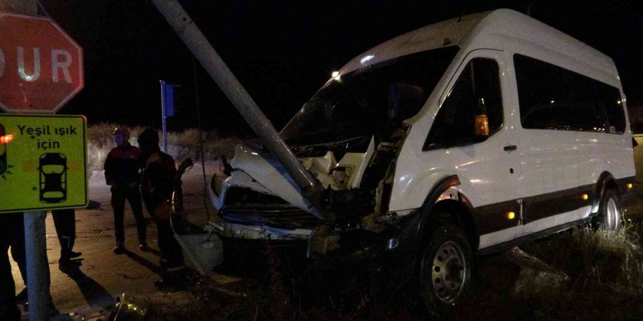 İşçi Servisi Sinyalizasyon Direğine Çarptı: 2’si Ağır 9 Yaralı