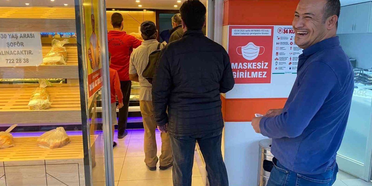 Antalya’da Ucuz Ekmek Kuyruğu