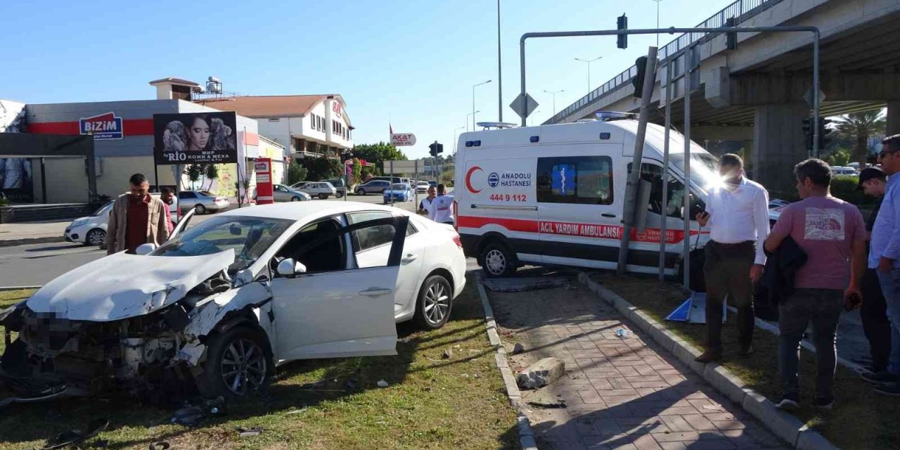 Hasta Almaya Giden Ambulans Otomobille Çarpıştı: 2 Yaralı