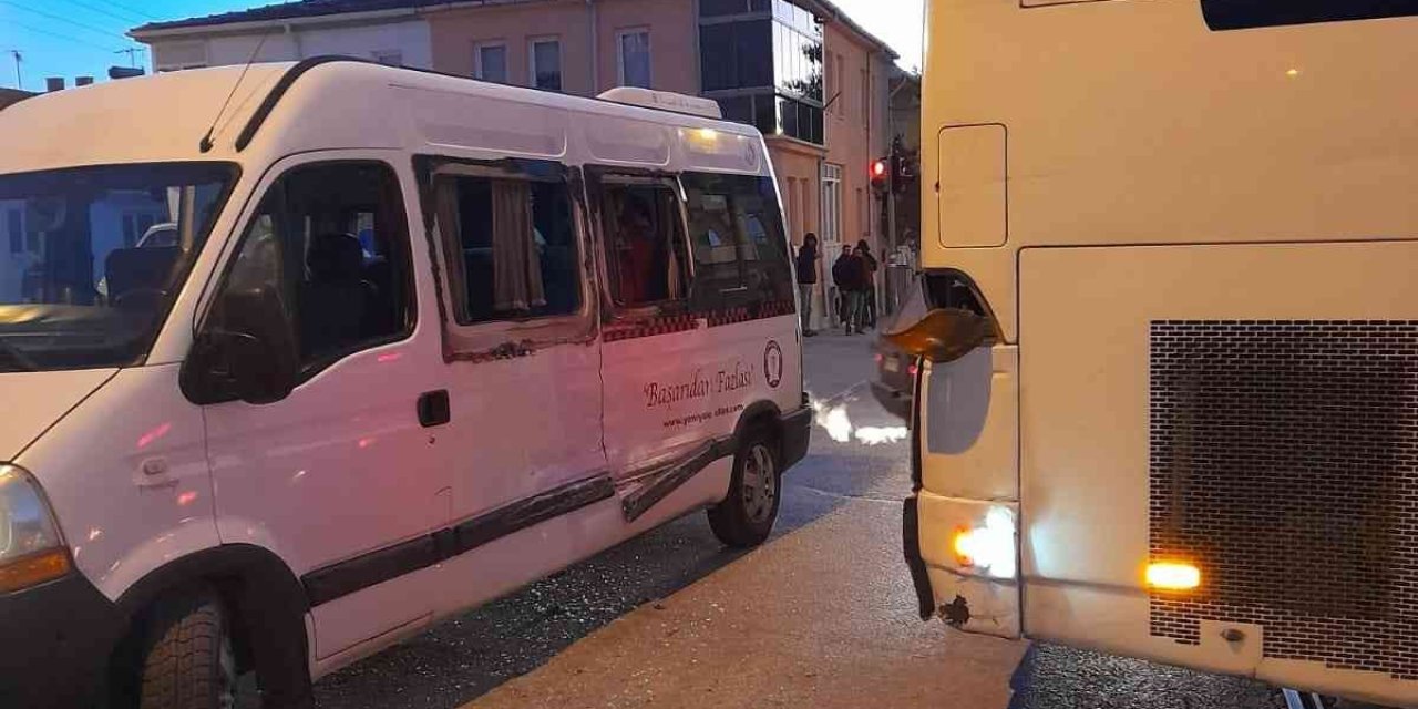 Camları Patlayan Okul Servisindeki Öğrenciler Panik Yaşadı