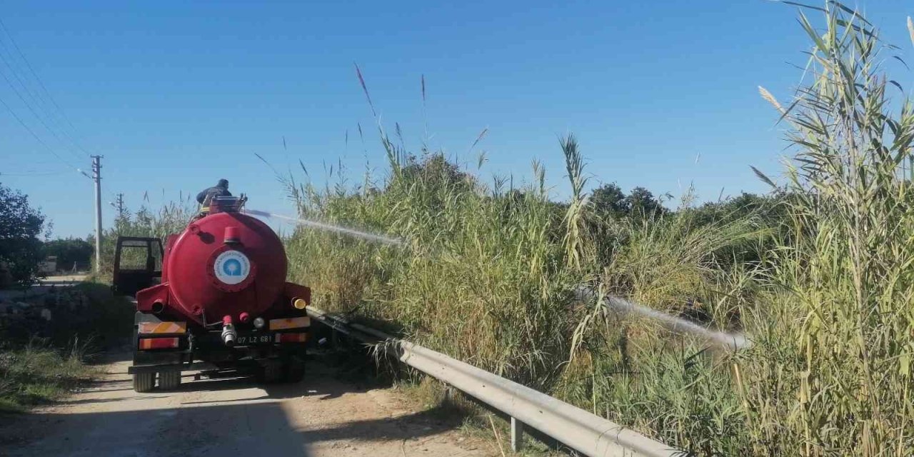 Tanker Yangınına Giden İtfaiyeciler Yanmakta Olan Kamışları Söndürdü