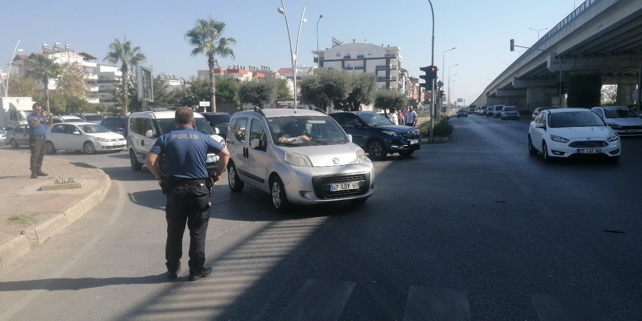 Aracını Yolun Ortasına Bırakıp Başka Bir Araca Binip Gitti