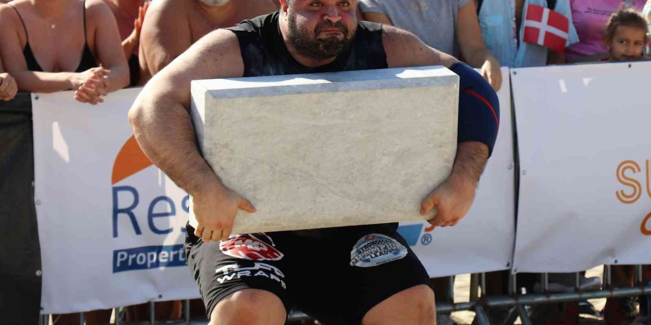 Dünyanın En Güçlü Adamlarının 130 Kiloluk Mermer Blok Kaldırma Yarışı Nefes Kesti