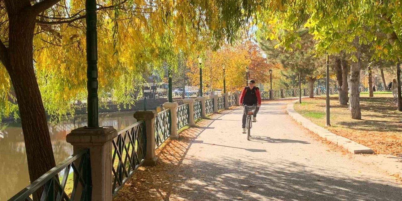 Kanlıkavak Parkı Sonbaharda Görenleri Hayran Bırakıyor