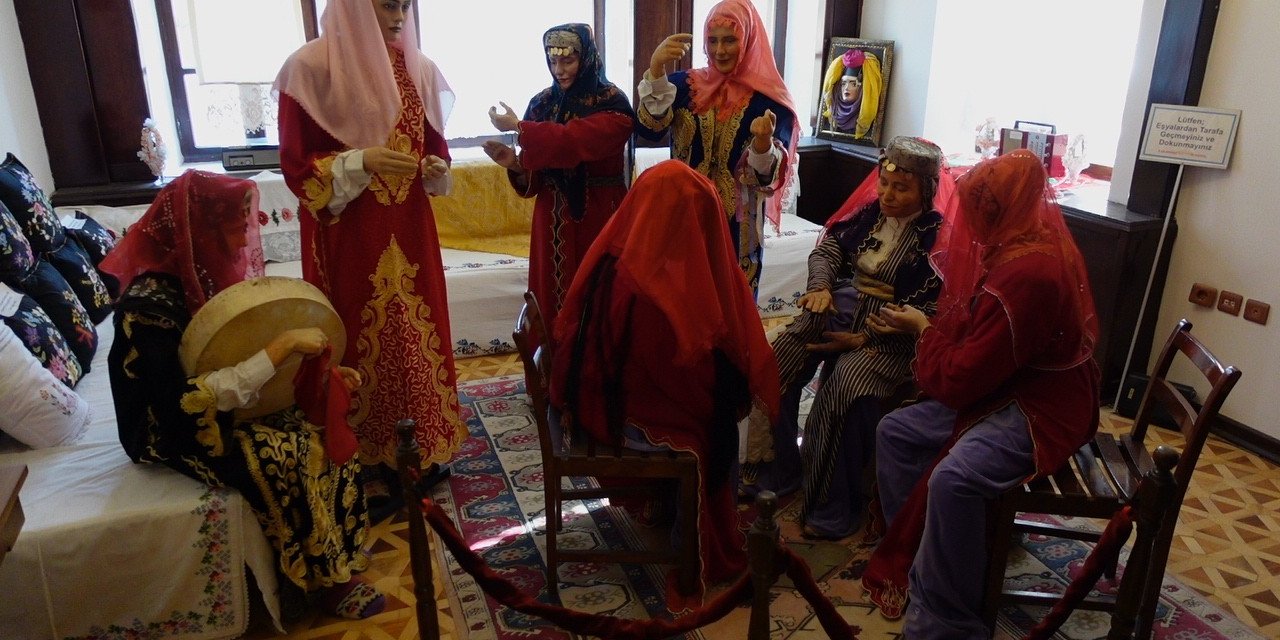 Aksaray’daki 95 Yıllık Vali Konağı Bal Mumu Heykellerle Kentin Kültür Mirasını Yaşatıyor