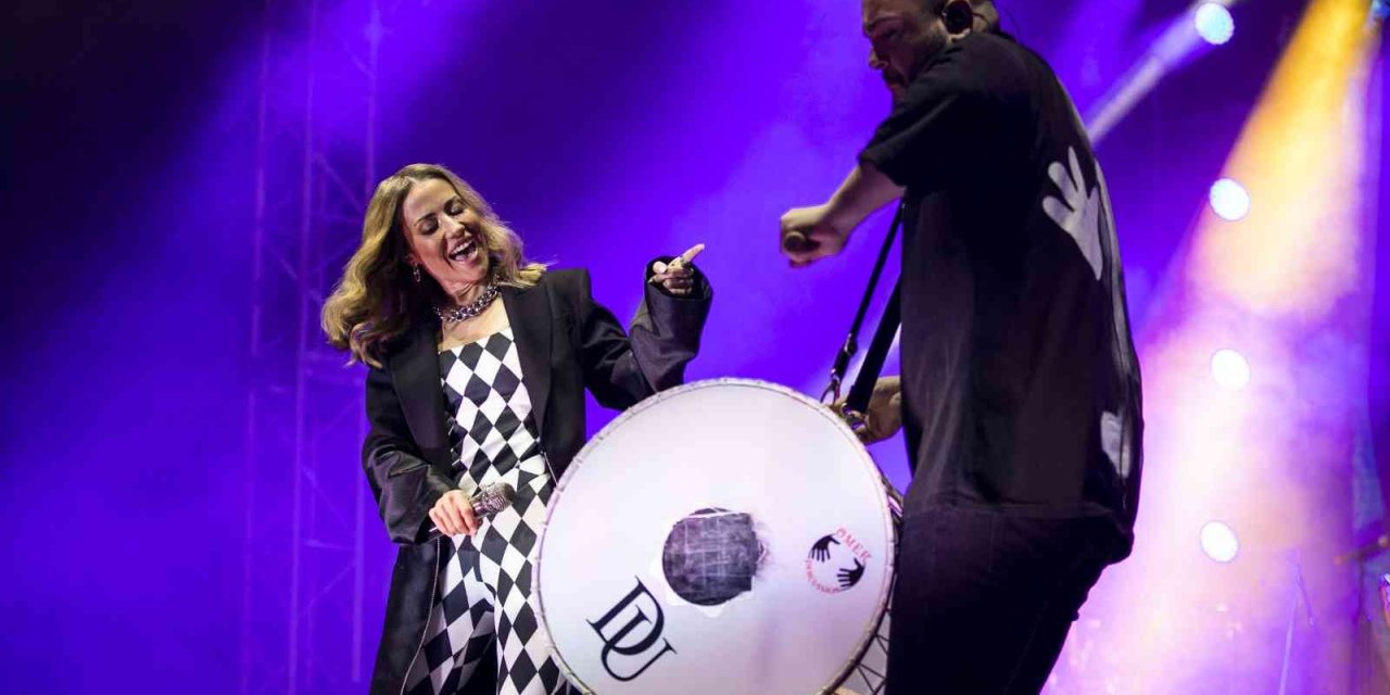 Tarsus Festivali Derya Uluğ Konseriyle Şenlendi