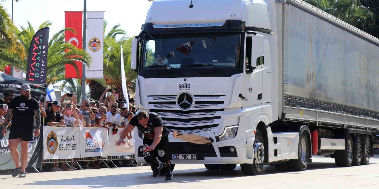 Dünyanın En Güçlü Adamlarının Tonlarca Ağırlıktaki Tır Çekme Yarışı Nefesleri Kesti