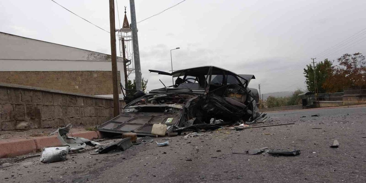 Feci Kazada Otomobil Parçalara Bölündü