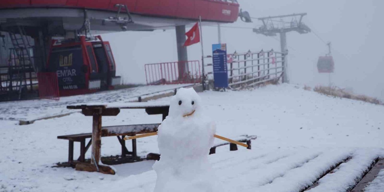 Erciyes’te Sezonun İlk Kardan Adamı Yapıldı