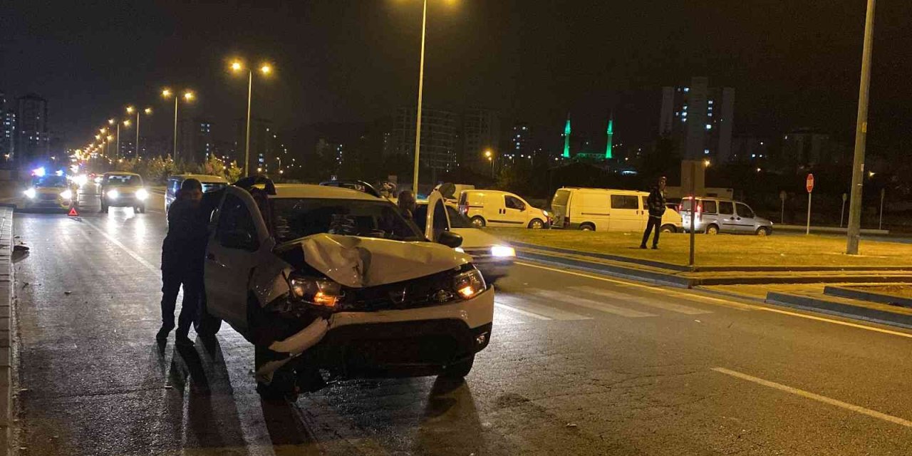 Otomobil Minibüsle Çarpıştı: 4 Yaralı